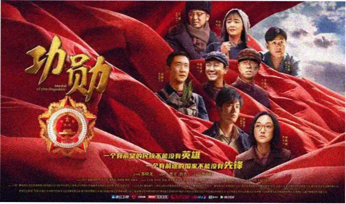 城市夜色里连成一片的招牌灯箱，粉与紫交替发光
